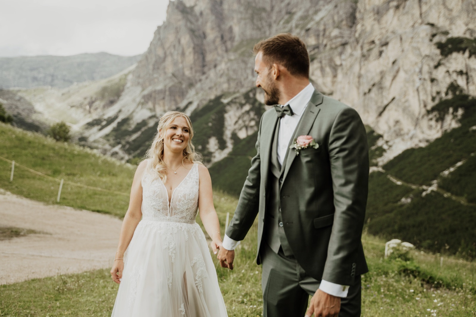 Katrin und Markus auf der Almwiese vor den Dolomiten